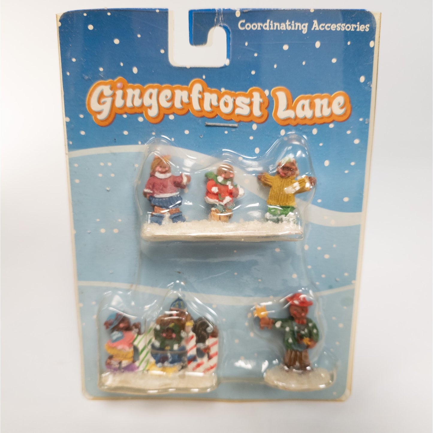 Sealed Gingerfrost Lane Gingerbread Village People Playing Wreath Star