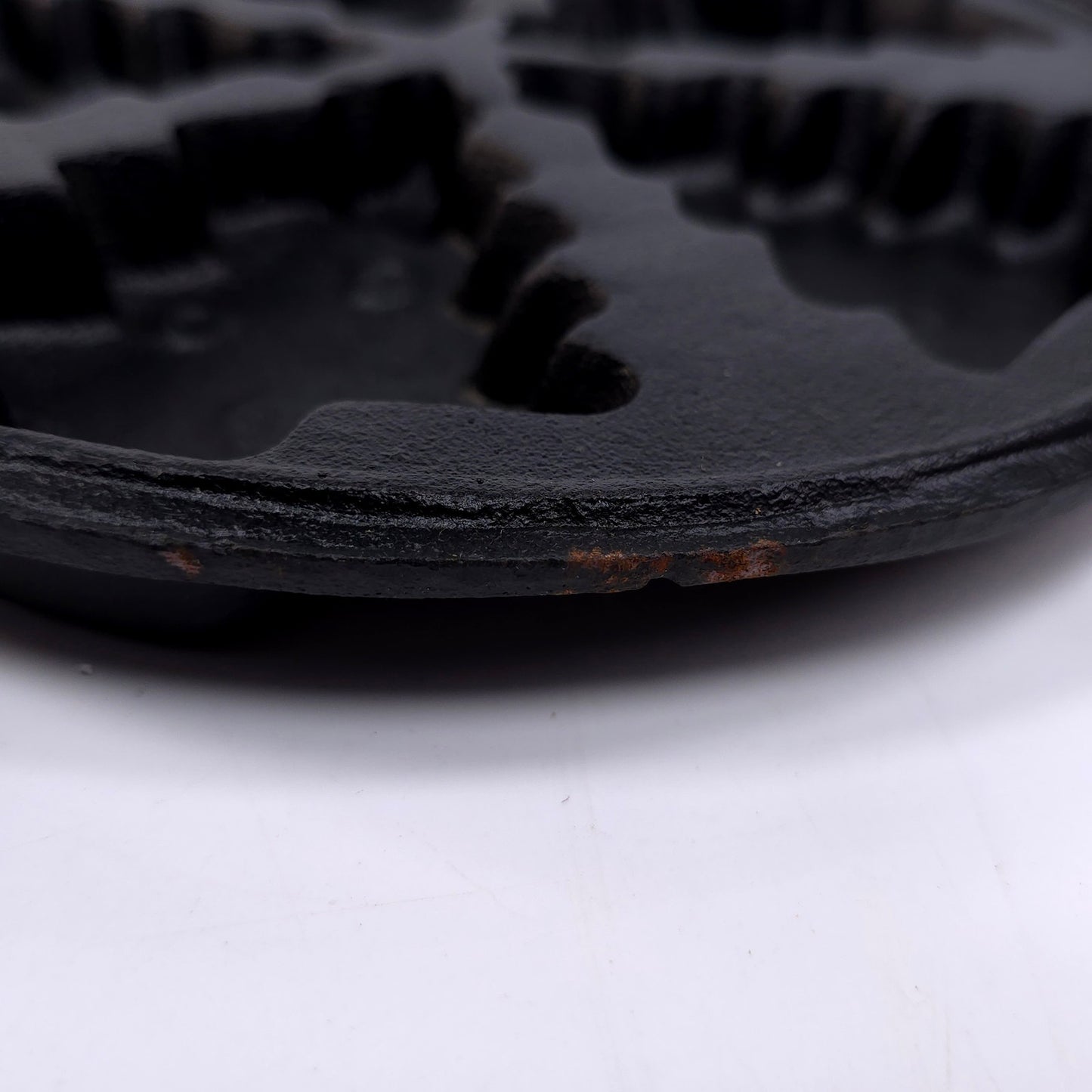Lillian Vernon Cast Iron Christmas Tree Cookie Muffin Brownie Pan