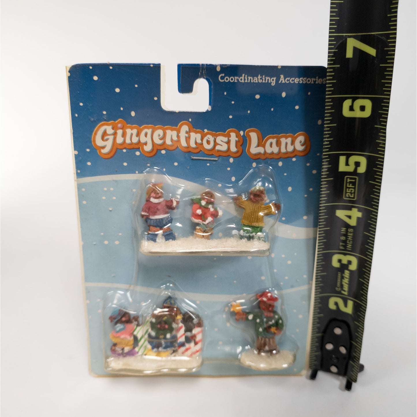 Sealed Gingerfrost Lane Gingerbread Village People Playing Wreath Star