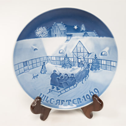 1969 Royal Copenhagen Denmark Christmas Plate Arrival of Christmas Guests