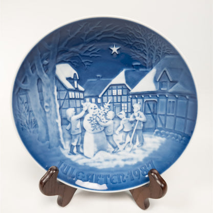 1987 Royal Copenhagen Denmark Christmas Plate The Snowman's Christmas Eve