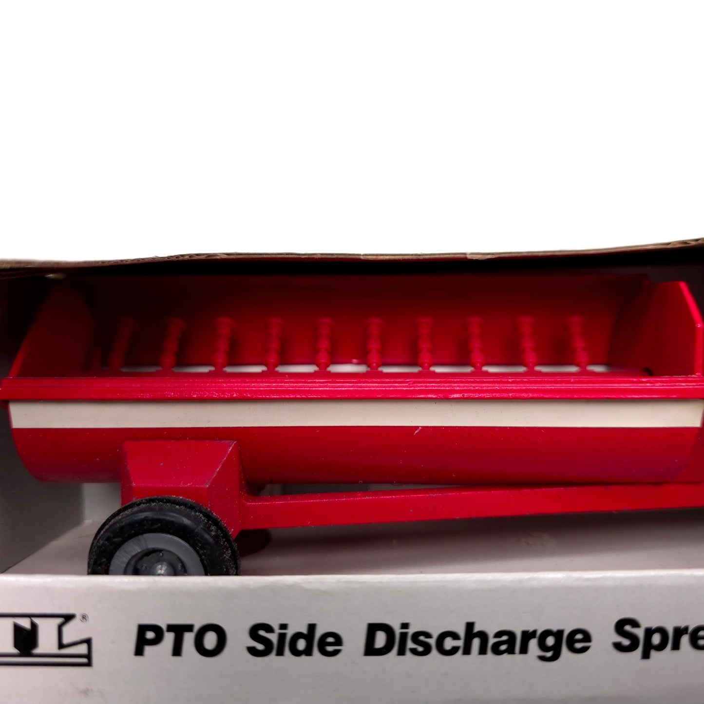 ERTL Case International Harvester IH PTO Side Discharge Spreader Metal Diecast