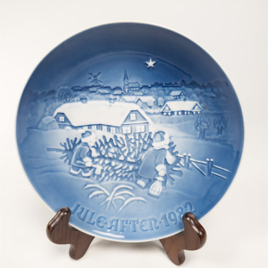 1982 Royal Copenhagen Denmark Christmas Plate The Christmas Tree